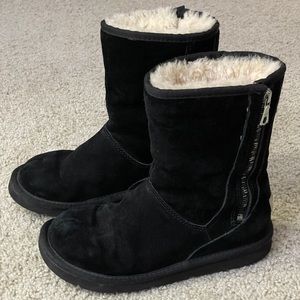 Black zippered uggs SZ 6